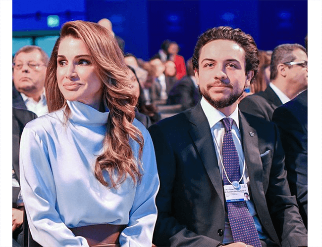 Mẹ của anh, Nữ hoàng Rania của Jordan, cũng rất nổi tiếng tại quê nhà với tài khoản hơn 4,3 triệu người theo dõi. Hình ảnh hai mẹ con được ghi lại tại cuộc họp thường niên Diễn đàn kinh tế thế giới ở Davos vào tháng 1/2018