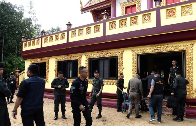 Sát thủ áo đen vác súng trường vào chùa Thái Lan, giết hai nhà sư - 1