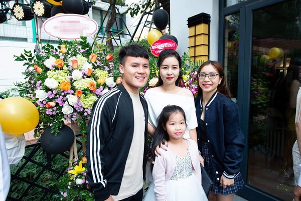 Người yêu lấy được lòng mẹ nuôi Quang Hải cách này khiến fan phải &#34;nể&#34; - 1