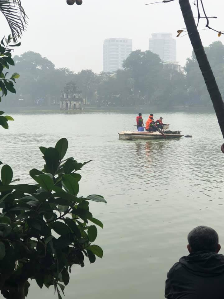 Nam thanh niên hét lớn &#34;đây là hồ của tôi&#34; rồi bơi ra giữa Hồ Gươm - 1