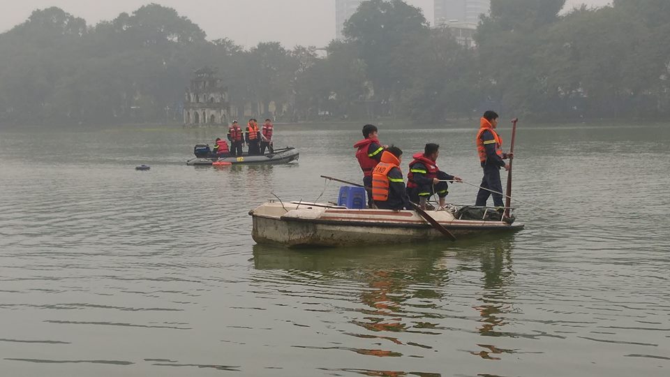 Nam thanh niên hét lớn &#34;đây là hồ của tôi&#34; rồi bơi ra giữa Hồ Gươm - 2