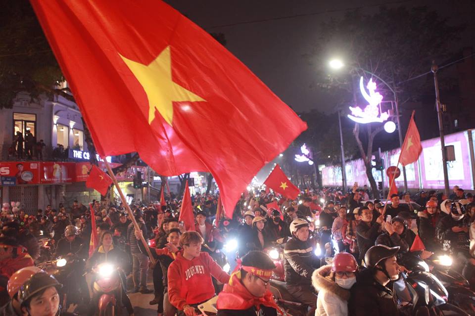 Việt Nam vào tứ kết Asian Cup 2019: Tết đến sớm với hàng triệu người Việt - 28