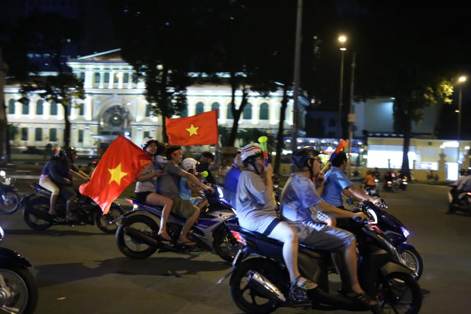 Việt Nam vào tứ kết Asian Cup 2019: Tết đến sớm với hàng triệu người Việt - 30