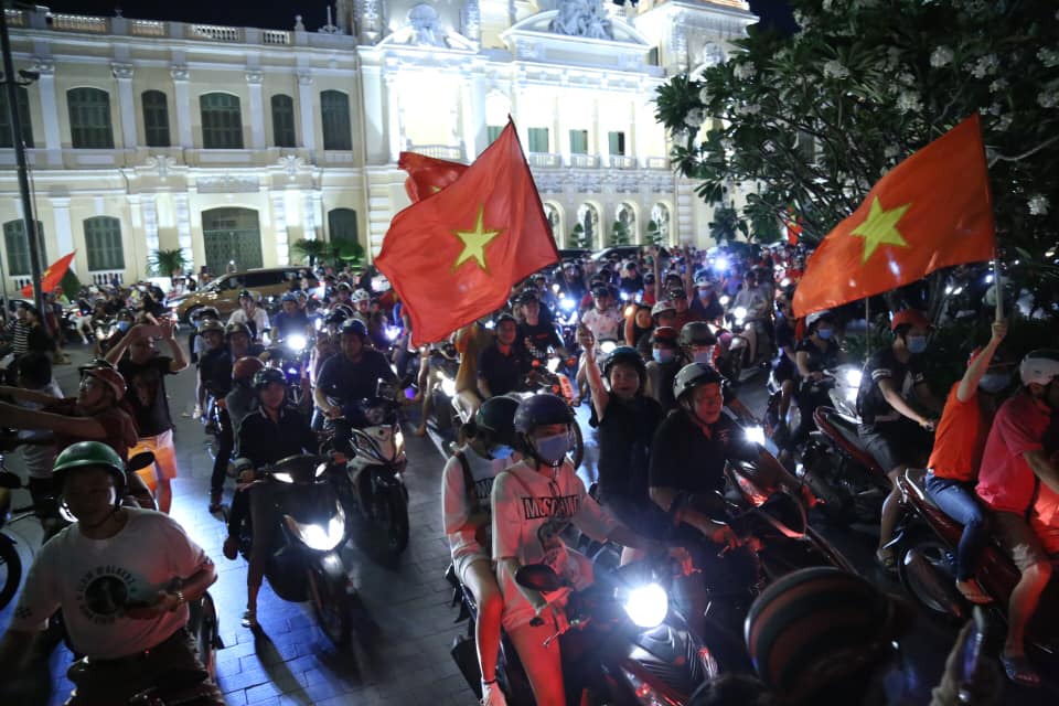 Việt Nam vào tứ kết Asian Cup 2019: Tết đến sớm với hàng triệu người Việt - 23