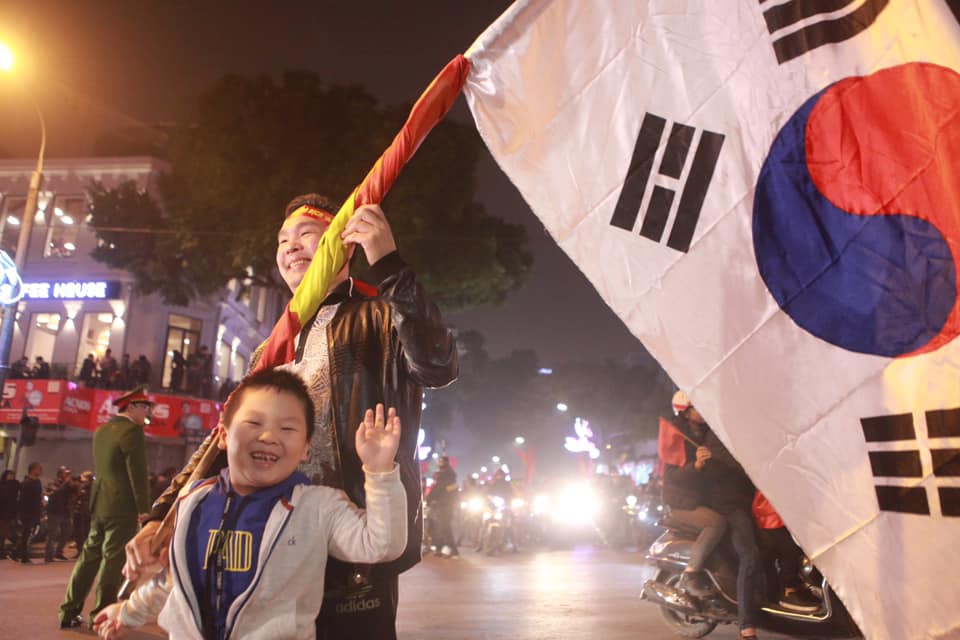 Việt Nam vào tứ kết Asian Cup 2019: Tết đến sớm với hàng triệu người Việt - 21