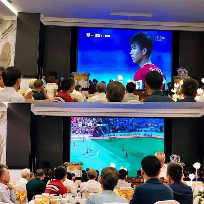 Hình ảnh thú vị trận Việt Nam vs Jordan: Xem bóng đá trong lễ cưới, lễ cúng rằm - 1