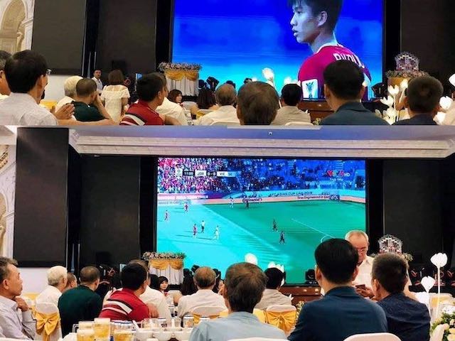 Hình ảnh thú vị trận Việt Nam vs Jordan: Xem bóng đá trong lễ cưới, lễ cúng rằm