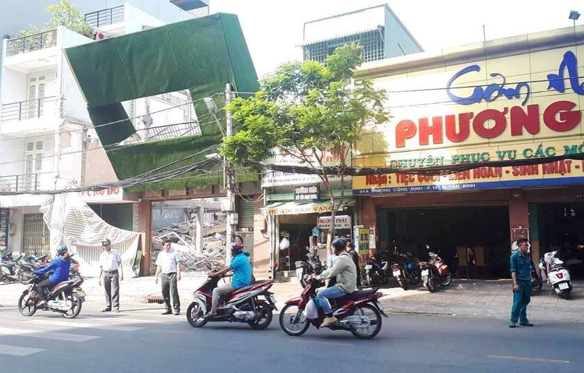 Bảng quảng cáo “đu đưa” trên cột điện ở Sài Gòn, người đi đường tháo chạy - 1