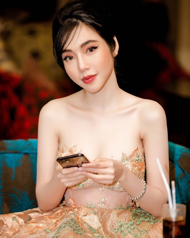 Biết rõ lợi thế hình thể của mình, Elly thương chọn những bộ váy cup ngực hay hai dây sexy để tôn lên đường cong.