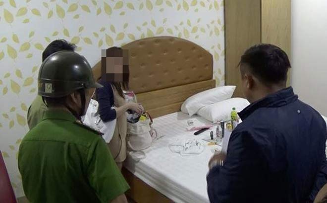 Đang nghỉ trong khách sạn, công an kiểm tra hành chính có đúng không? - 1