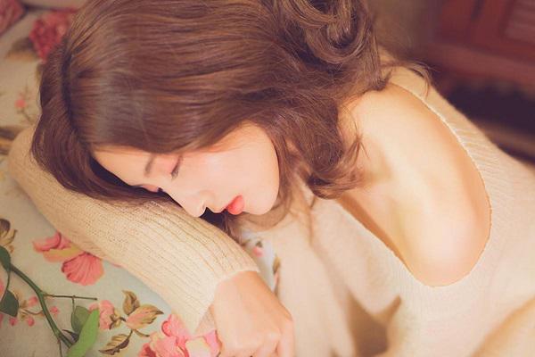 Cởi áo trao thân, không ngờ anh bật dậy ném xấp tiền vào mặt - 1
