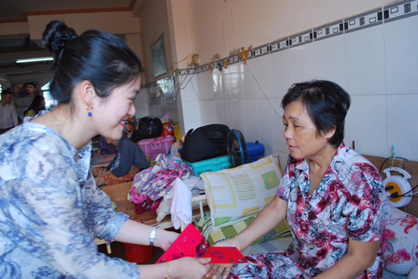 Nhiều phần quà Tết tổng trị giá 600 triệu cho trẻ mồ côi, người già neo đơn - 1