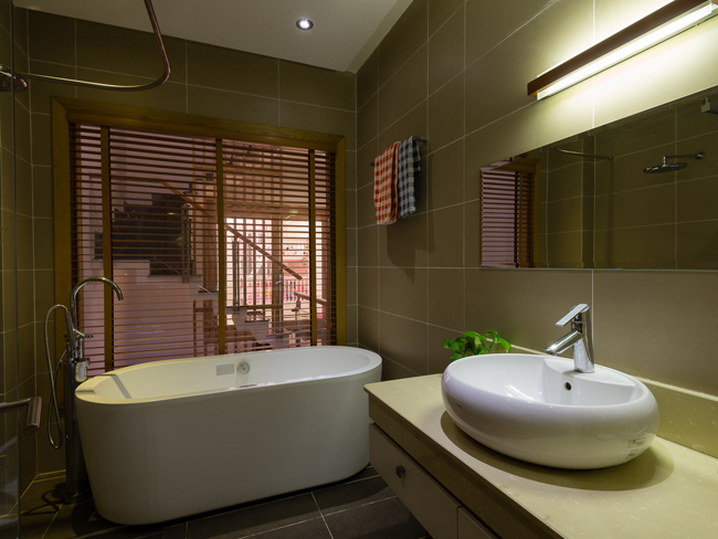 Phòng tắm hiện đại mang “dáng dấp” của một khách sạn 5 sao.