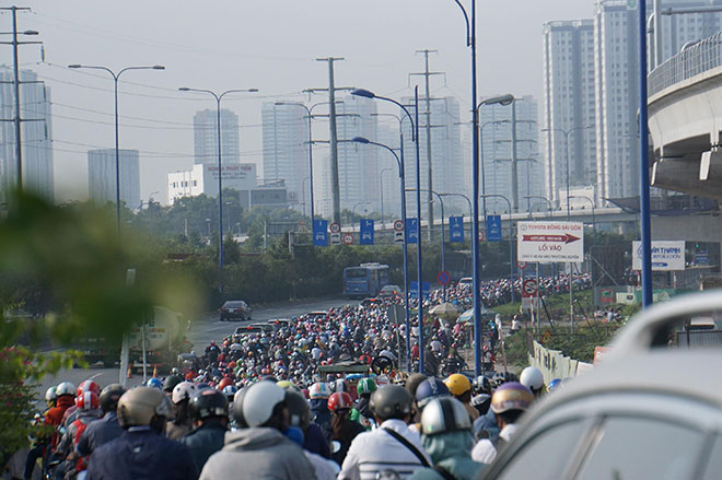 Cửa ngõ Sài Gòn kẹt xe dữ dội ngày giáp Tết, 1 giờ đi được 1km - 2