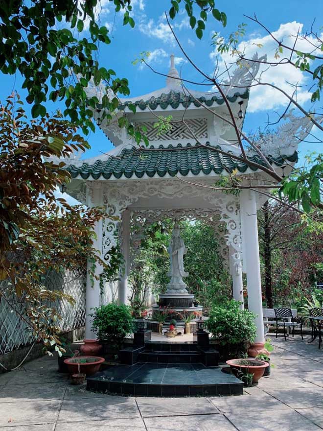 Khu vườn rợp bóng cây xanh trong ngôi nhà ngoại thành của Việt Trinh - 1