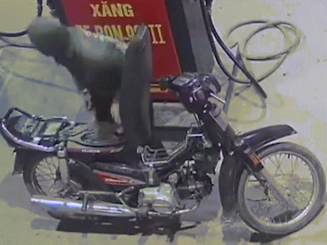 Kinh hãi cảnh nam thanh niên dùng bật lửa kiểm tra xăng vừa đổ vào xe máy tại cây xăng