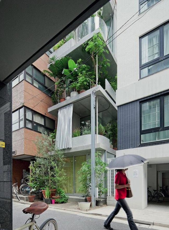 Nằm ở trung tâm thành phố Tokyo với mức giá nhà đất cao ngất ngưởng, căn nhà này được thiết kế đặc biệt để tiết kiệm chi phí hết mức có thể.