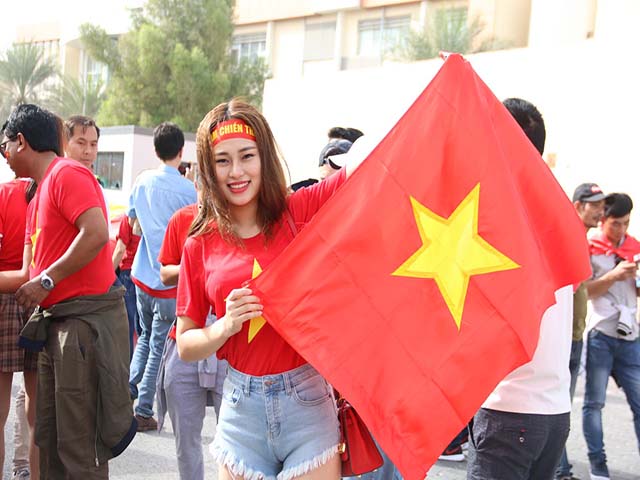 Trực tiếp triệu fan cổ vũ Việt Nam đấu Nhật Bản: CĐV xinh đẹp tiếp lửa