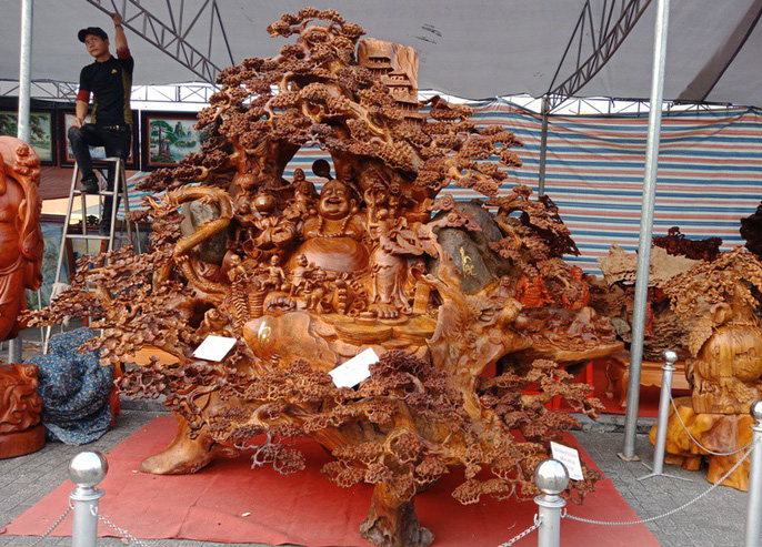 “Choáng” với bức tượng Phật Di Lặc bằng gỗ hương giá 1,2 tỉ đồng - 1