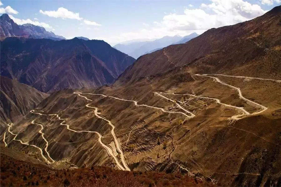 Tốn tới 58 năm xây dựng nhưng đây vẫn là con đường hiểm trở nhất Trung Quốc - 1