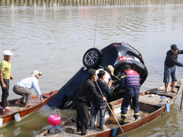 Vớt được thi thể gia đình 3 người lao xe xuống sông Hoài