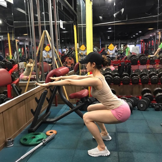 Nữ hoàng phòng gym Hàn Quốc lăng xê chuẩn đẹp mới: Rãnh lưng kẹp đồng xu - 4