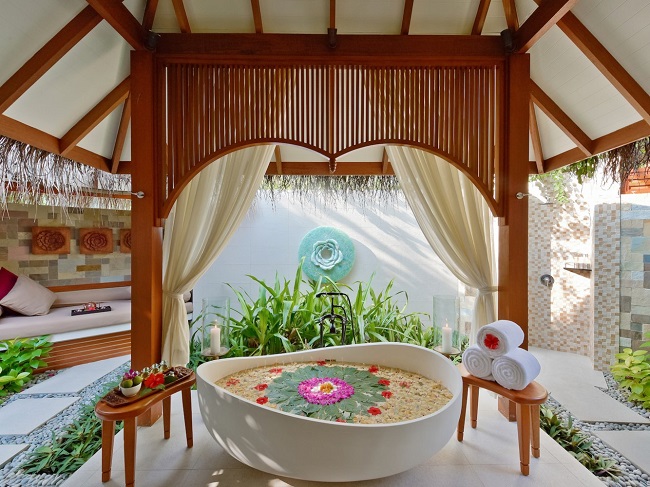 Dịch vụ spa tại Baros Maldives cũng rất xa hoa, với bồn tắm hơi, nơi thư giãn ngoài trời và vòi sen trong vườn nhiệt đới.