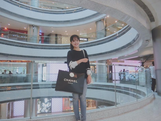 Người đẹp 9X khoe chiến tích mua sắm đồ của thương hiệu Chanel trong một trung tâm thương mại.