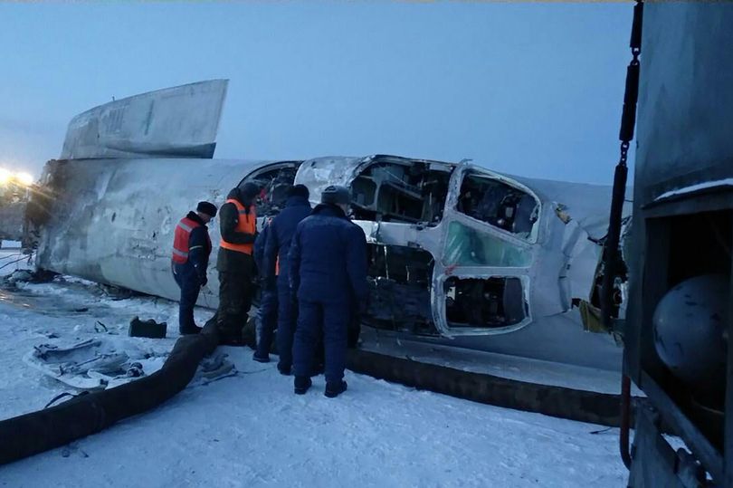 Hình ảnh gây sốc về oanh tạc cơ chiến lược Tu-22M3 Nga vỡ nát ở Bắc Cực - 1
