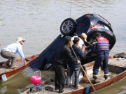 Tin tức trong ngày - Nóng 24h qua: Lời kể xót xa của người duy nhất sống sót trong vụ ô tô lao xuống sông