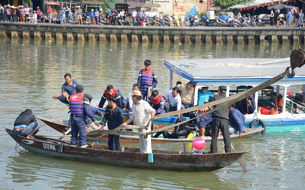 Hiện trường thương tâm vụ ô tô lao xuống sông Hoài - 1