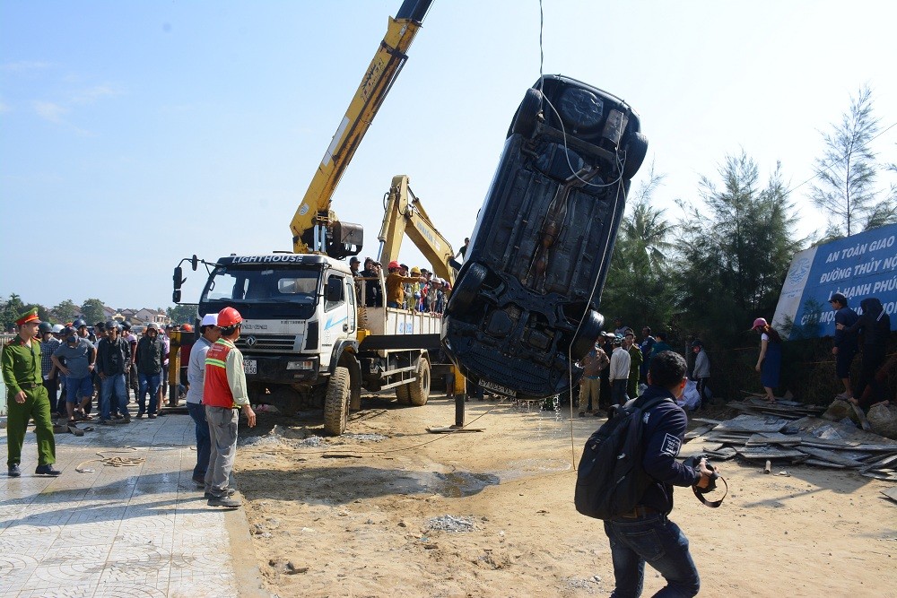 Hiện trường thương tâm vụ ô tô lao xuống sông Hoài - 6