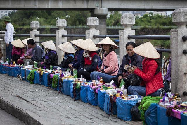 Khách nước ngoài mê mệt khi tới khi vực toàn gái xinh lại &#34;bắn&#34; ngoại ngữ như gió - 2