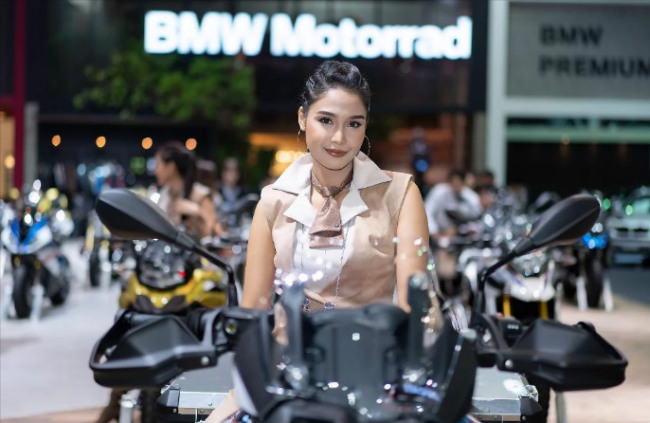 Người đẹp xuân sắc tạo dáng bên xe tay ga cỡ lớn của BMW.