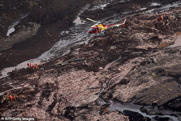 Khoảnh khắc lôi người khỏi “biển bùn” Brazil sau vụ vỡ đập khiến 40 người chết - 1