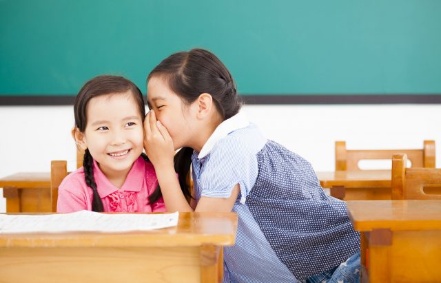Con nói chuyện riêng quá nhiều trên lớp, cha mẹ hãy làm điều này để khắc  phục