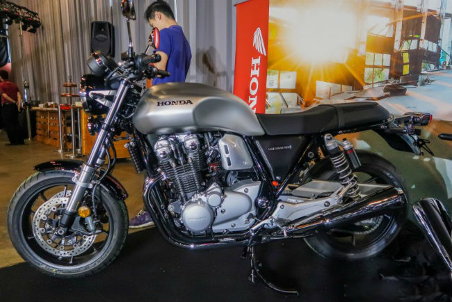 Cận cảnh bản màu bạc của 2019 Honda Cb1100RS ở Malaysia.