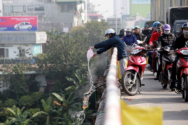 Ngày ông Táo về trời, “ngả mũ” thán phục hành động này của các bạn trẻ - 3