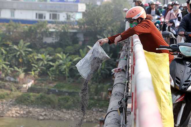 Ngày ông Táo về trời, “ngả mũ” thán phục hành động này của các bạn trẻ - 5