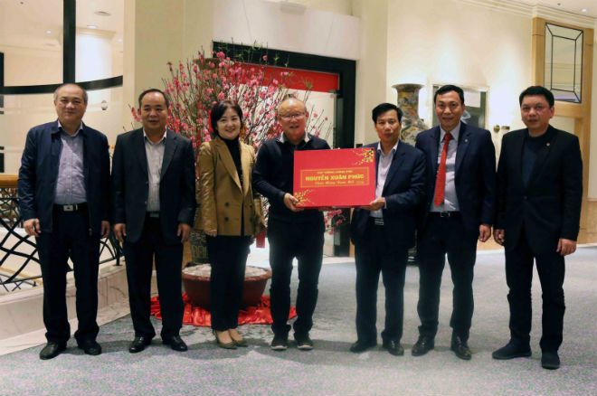 HLV Park Hang Seo rời Việt Nam về Hàn Quốc: Nhận quà tặng của Thủ tướng - 1