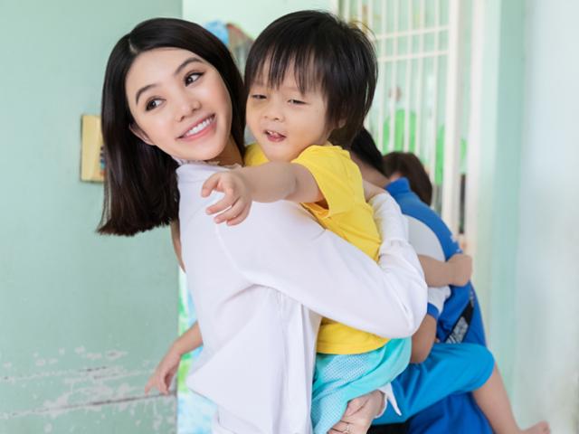 Jolie Nguyễn đi thăm và tặng quà trẻ em mồ côi, khuyết tật trong ngày giáp Tết
