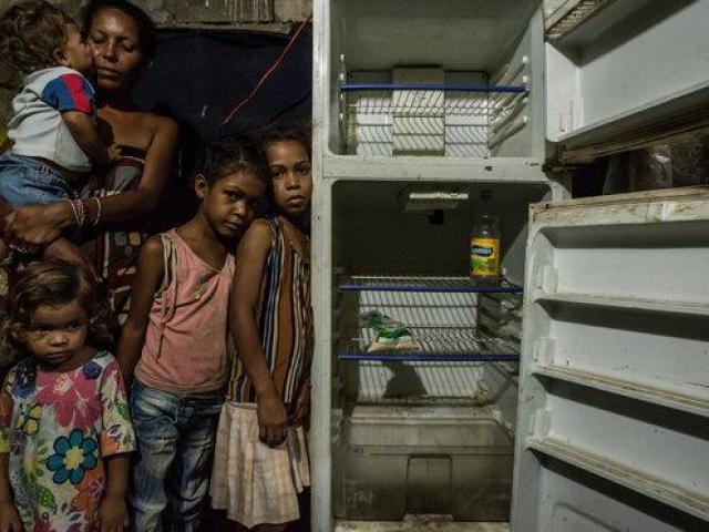 Venezuela: Trẻ em bới rác kiếm ăn trong khi 2 tổng thống tranh quyền