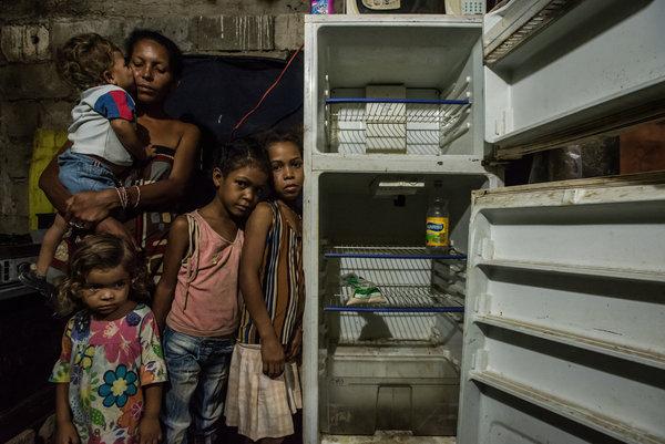 Venezuela: Trẻ em bới rác kiếm ăn trong khi 2 tổng thống tranh quyền - 1