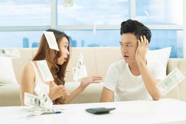 Tết Kỷ Hợi 2019: Vợ không đưa chồng tiền Tết có bị phạt? - 1