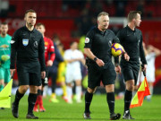 Bóng đá - MU hú vía trước Burnley: Fan giận dữ vì trọng tài, SAO trẻ nhận “mưa gạch đá”