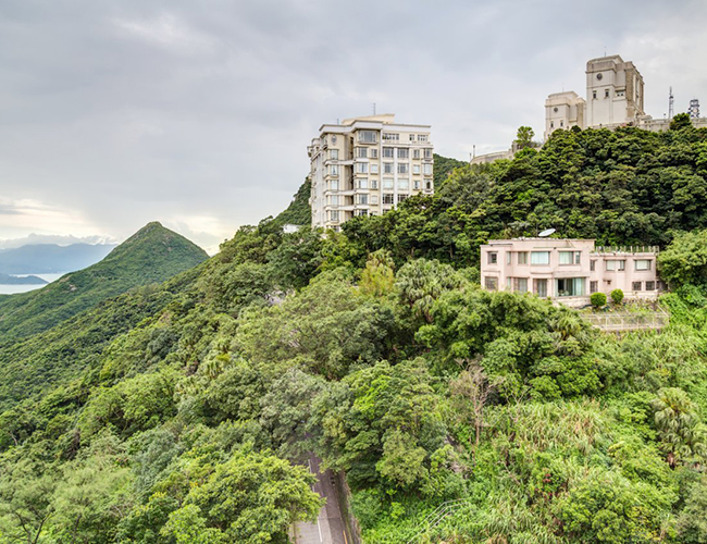 Nhiều tỷ phú sở hữu các biệt thự biệt lập trong các khu phố rầm rộ như khu vực bao quanh Đỉnh Victoria, điểm cao nhất trên đảo Hồng Kông