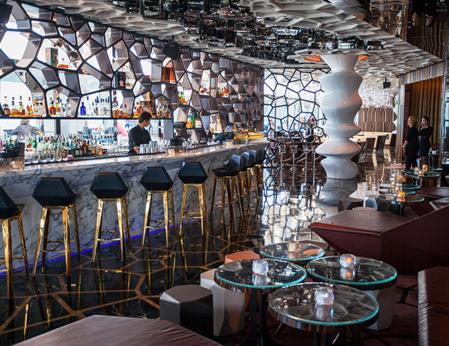 Một điểm nổi tiếng khác dành cho các ông trùm kinh doanh là Ozone - quán bar nằm trên đỉnh khách sạn Ritz Carlton của Hồng Kông, nơi được cho là cao nhất thế giới. 