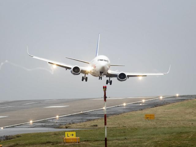 Hàng loạt máy bay chao đảo vì gió lớn trên sân bay Anh