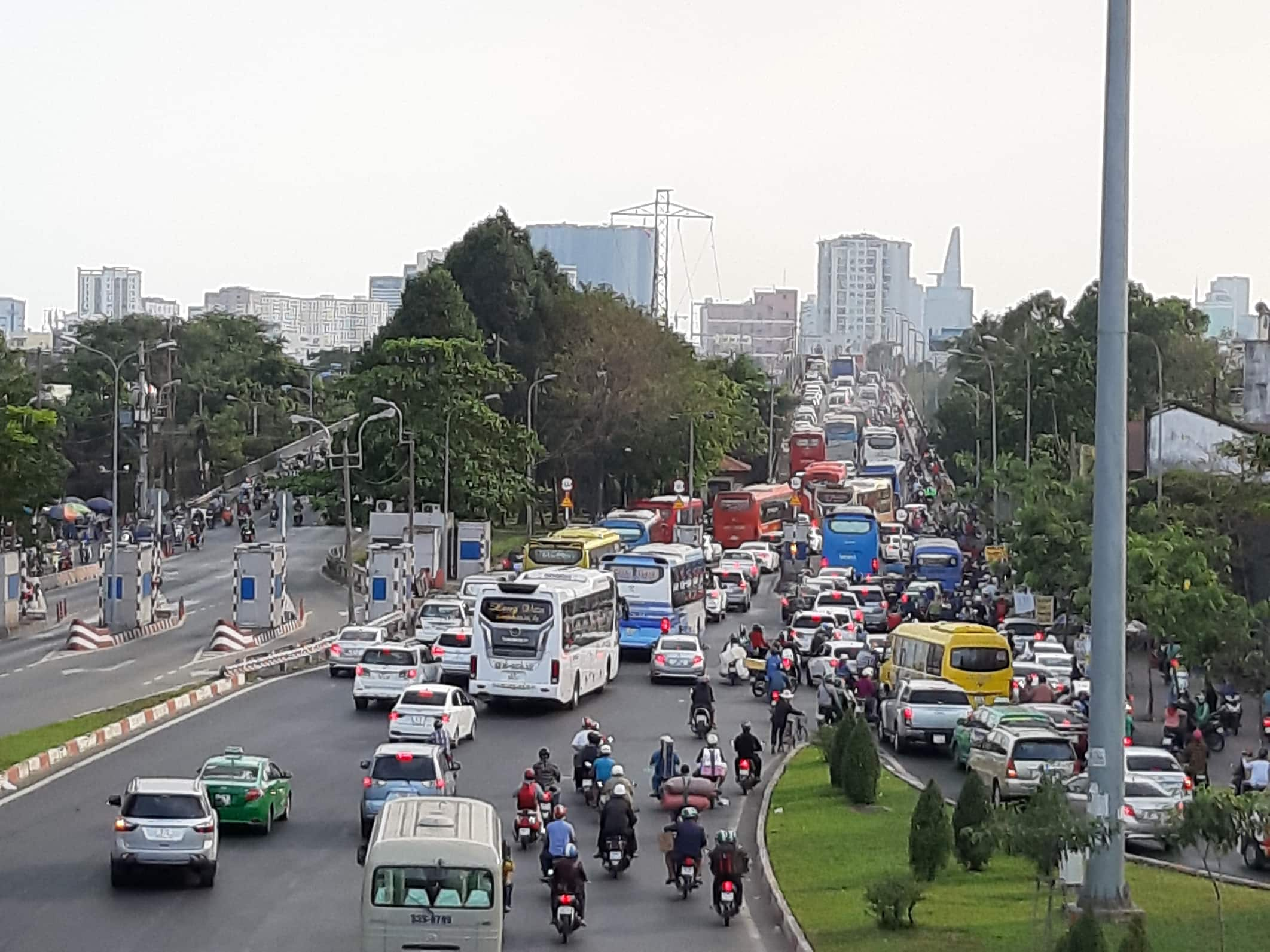 Dòng người ùn ùn rời Sài Gòn về quê ăn Tết, đường phố, bến xe ngột ngạt đến khó thở - 2