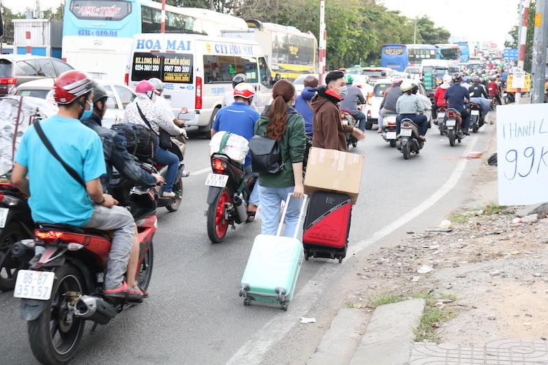 Dòng người ùn ùn rời Sài Gòn về quê ăn Tết, đường phố, bến xe ngột ngạt đến khó thở - 10